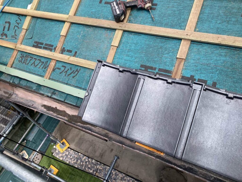 ルーフィングと桟木を施工し、軽量瓦を取り付けます。「ルーガ」は軽量なうえ、釘による固定と防水性の高い設計により、雨風に強いという特長があります。