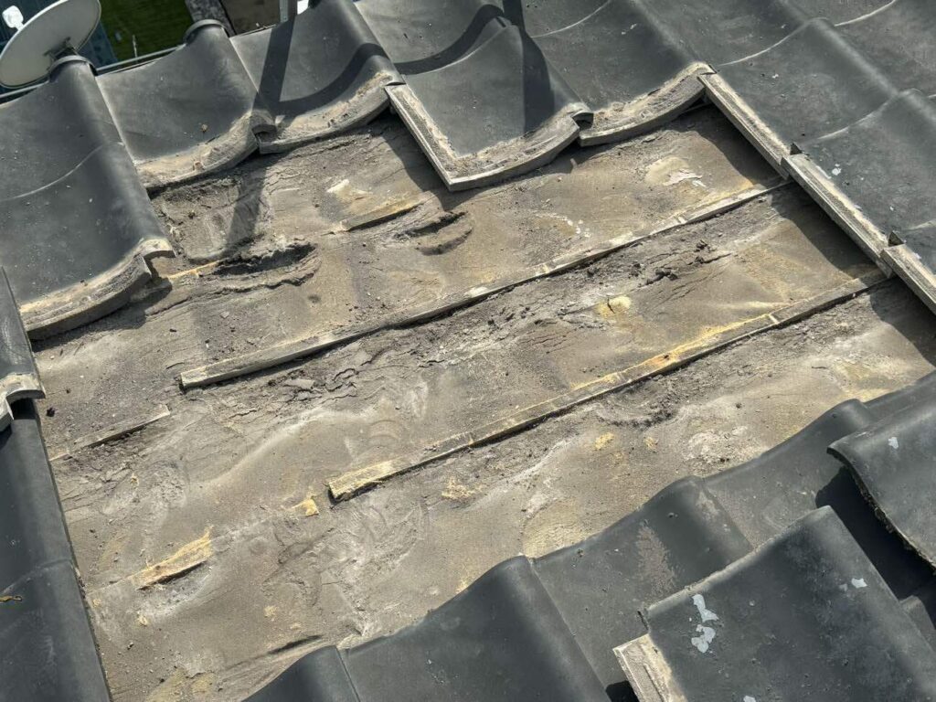 窓まわりの補修でも直らない状況を受け、小屋裏を確認したところ、小屋裏に雨染みが見つかりました。瓦をめくってみると、水切り施工不良が原因の雨漏りと判明しました。