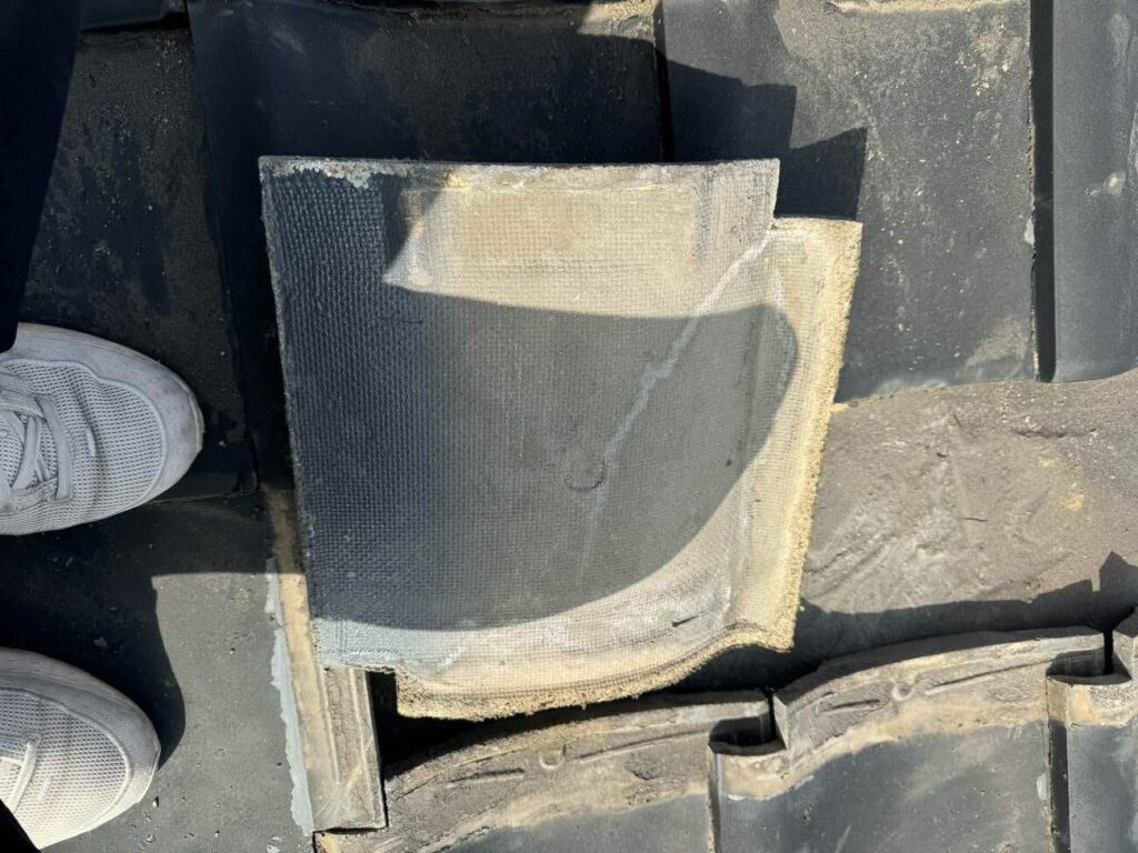 瓦の劣化は、裏側を見るとよりはっきりわかります。裏にひび割れがある場合、表面の塗装だけでは耐久性が十分に得られないため、葺き替えをおすすめ。弊社では、ドローンに頼らず、経験と実績に基づいた丁寧で意味のある調査を心がけています。