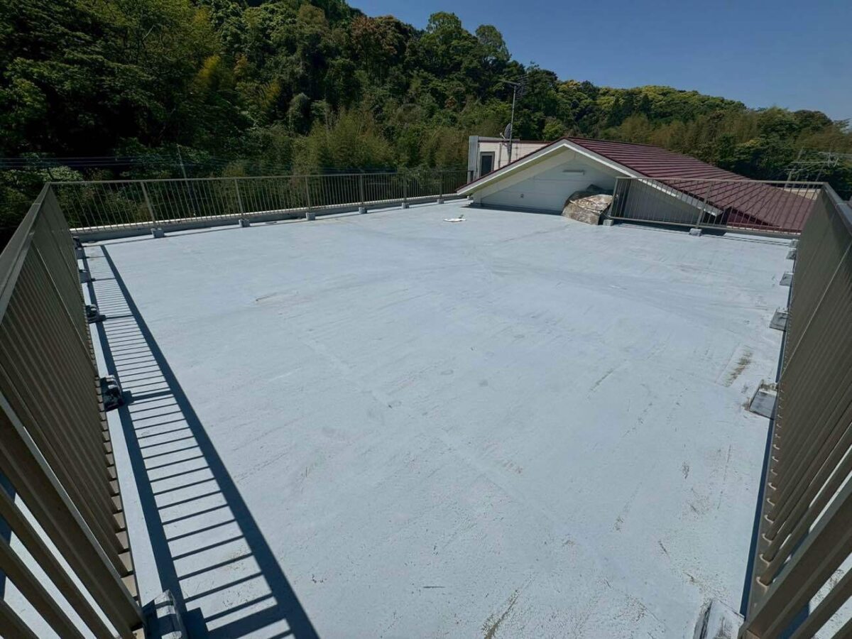 施設全体の雨漏りを解消し、利用者様の安心へ｜屋上防水・サッシ補修・テラス改修の総合リフォーム