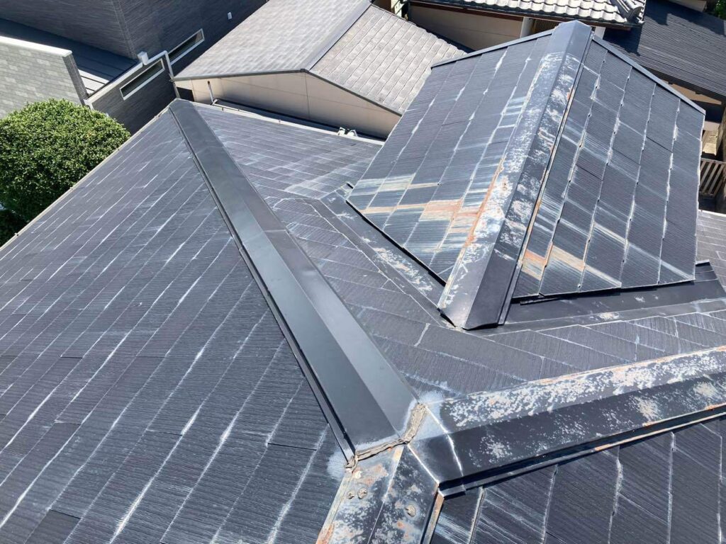 雨漏りの原因は棟板金まわりの1か所のみと判明。適切に補修し、屋根全体は塗装で保護して、長く安心できる状態に整えることにしました。