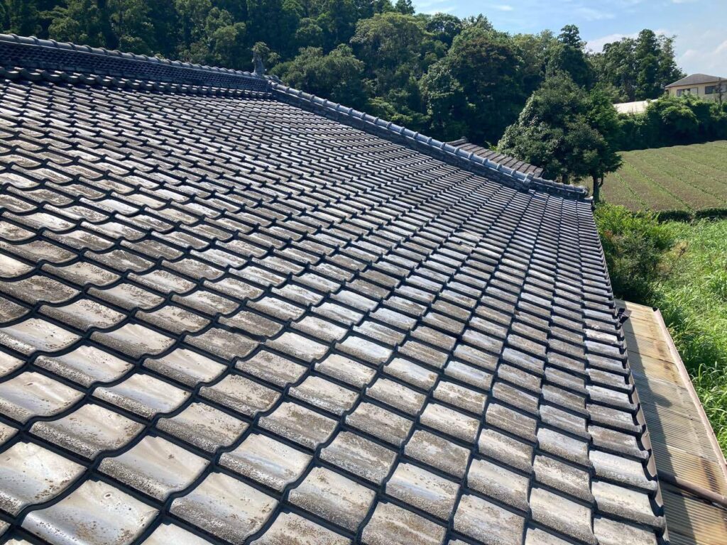 棟に積まれた熨斗（のし）瓦の重厚感がある瓦屋根。瓦には、経年劣化によりひび割れや苔汚れなどが見受けられました。