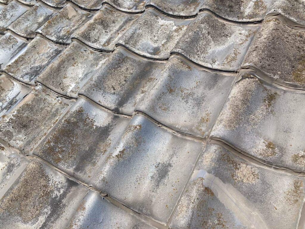 コーキングで瓦の下部が固定されていることで、雨漏りを引き起こしていると判明。適切なすき間を確保した正しい施工での葺き替えをご提案しました。