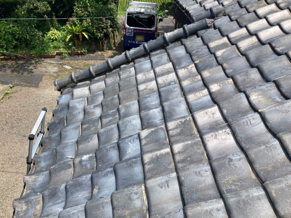 屋根の粘土瓦には、凍害によると思われるひび割れが見られました。築年数を考慮すると、葺き替えが最適な施工プランでした。