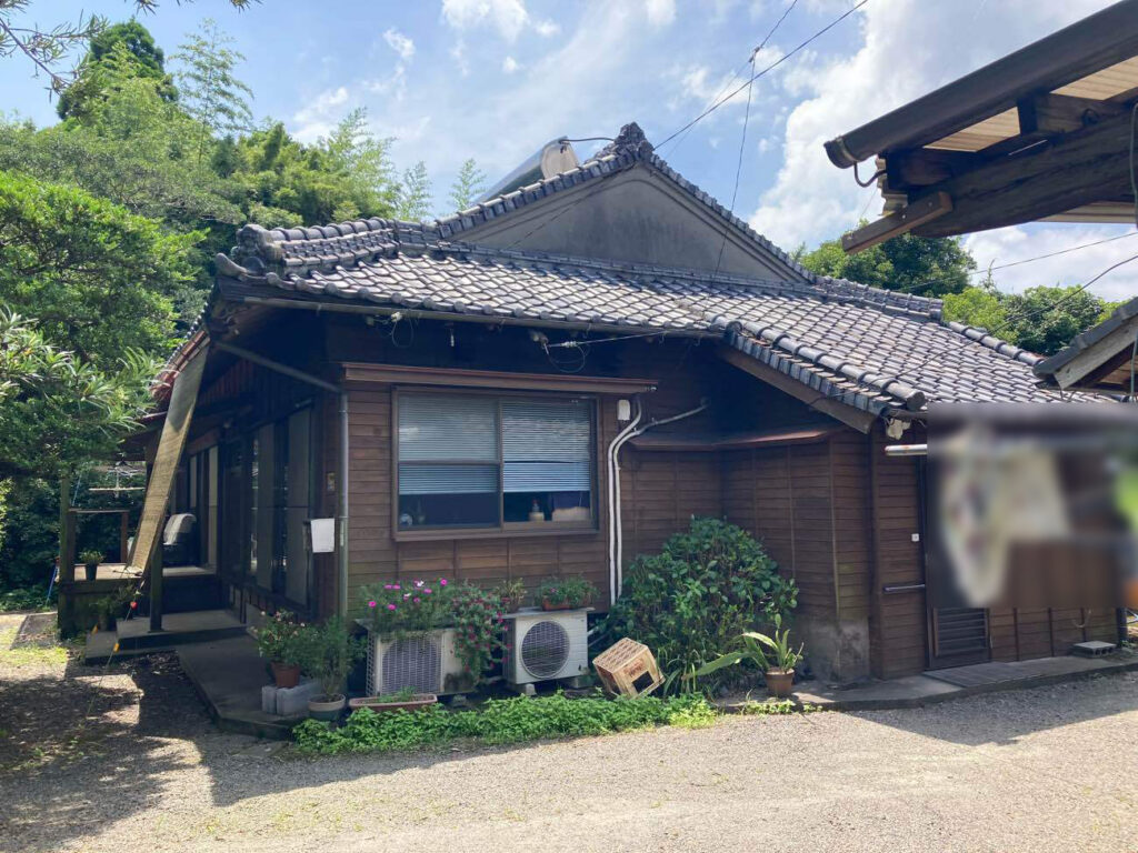 築４０年のご自宅の屋根瓦が地震でずれたことをきっかけに、葺き替えをご検討されていました。