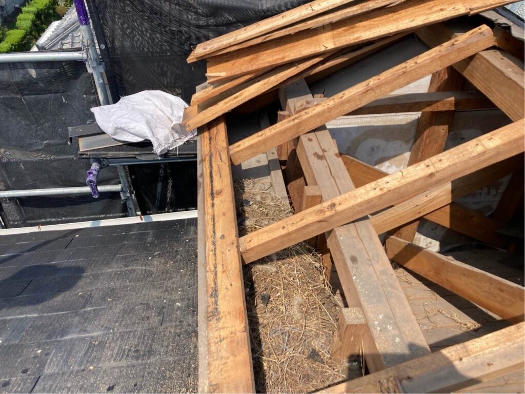雨漏りで傷んだ屋根部分のみ解体を行いました。補修が必要な部分とそうでない部分をしっかりと見極めながら工事を進めます。