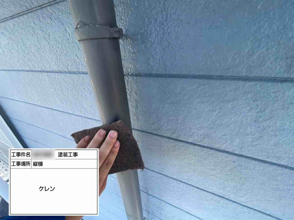 塗膜が傷んでいた雨樋も再塗装します。手作業によるケレンで古い塗膜を落とし、塗装の下準備をします。