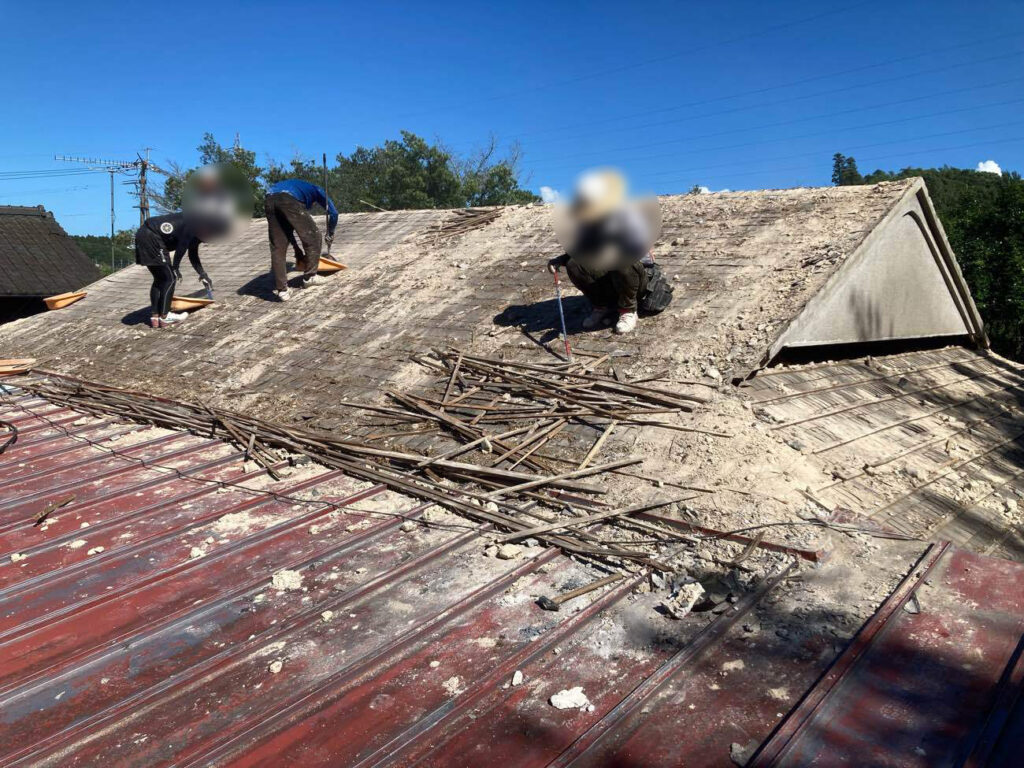 既存の瓦を解体しました。すき間から入り込んだ火山灰のほか、粘土瓦を固定していた土も丁寧に取り除いてキレイにします。