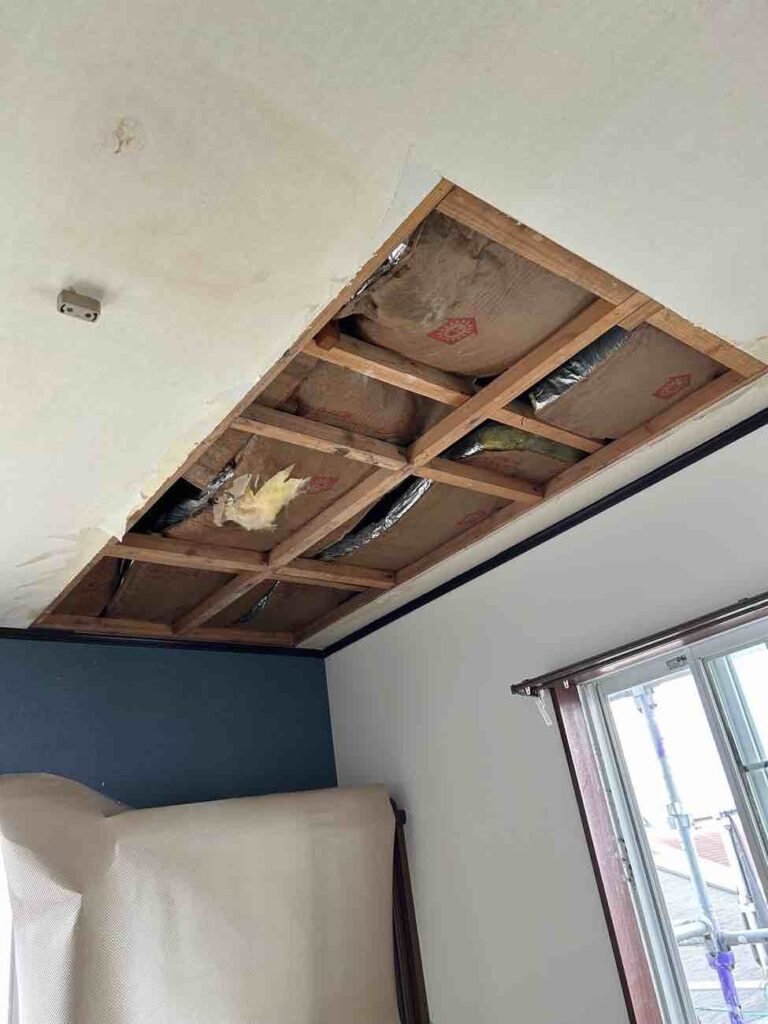 湿気を帯びて傷んだ天井は一部を解体。