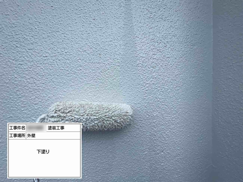 屋根同様、外壁にも下塗りを施します。