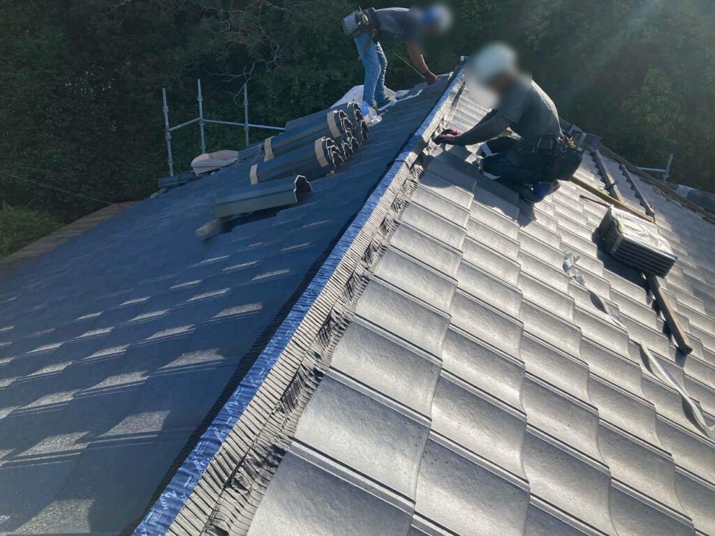 棟部分にはシート状の「ハイロール」を用いることで、従来より軽量かつ高耐久に。施工も安定し、長く安心できる仕上がりになります。