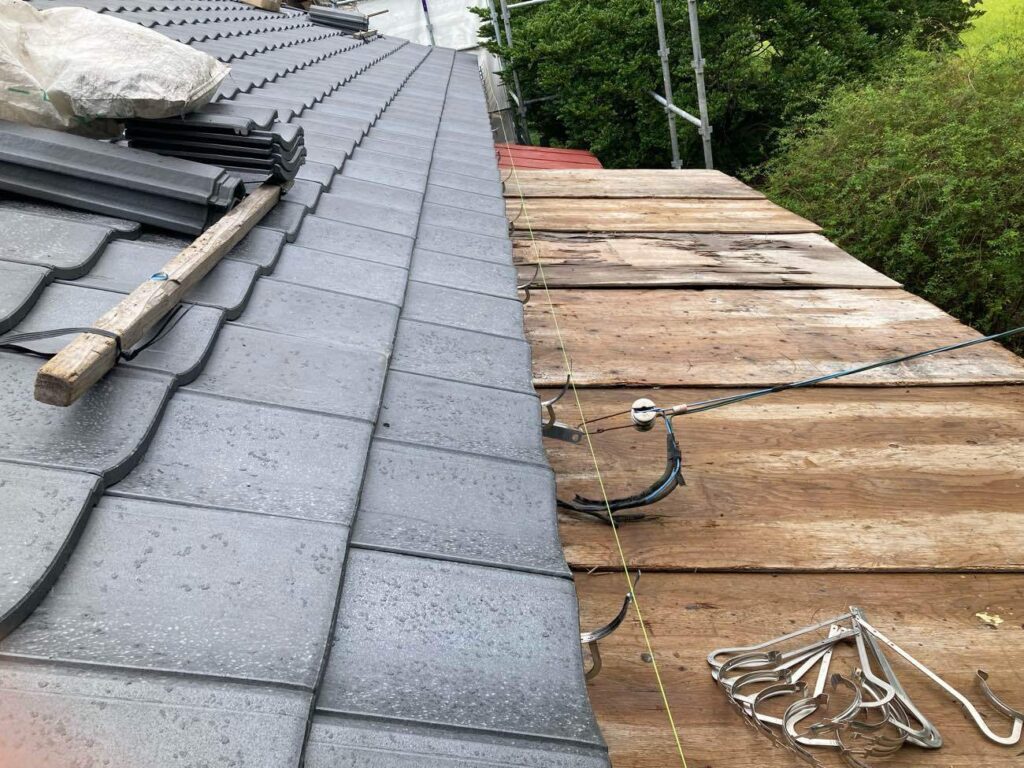 屋根の葺き替えに合わせて雨樋交換も行いました。新しい屋根材と雨樋の位置をぴったり合わせることができるため、同時に行うプランがおすすめです。