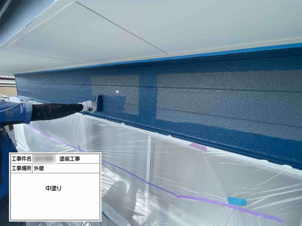 「スーパームキコートトップ」で上塗りを重ねていきます。部位によって丁寧に色を塗り分け、コントラストを楽しめるよう仕上げる計画です。