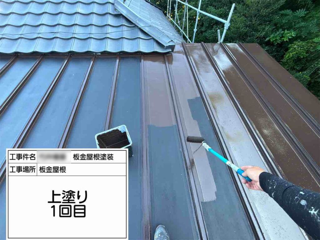 塗りたての美しさを長期間保てる日本ペイントの「ファインパーフェクトトップ」を重ね塗りして仕上げます。玄関上や庇など、板金屋根部分には同様の塗装を施しました。