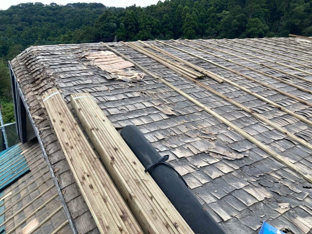 下地そのものは比較的良好な状態であることから、雨漏りで傷んだ部分のみ平木による補修を行いました。