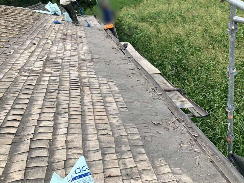 既存の屋根を解体し、下地に溜まった火山灰も取り除いていきます。
