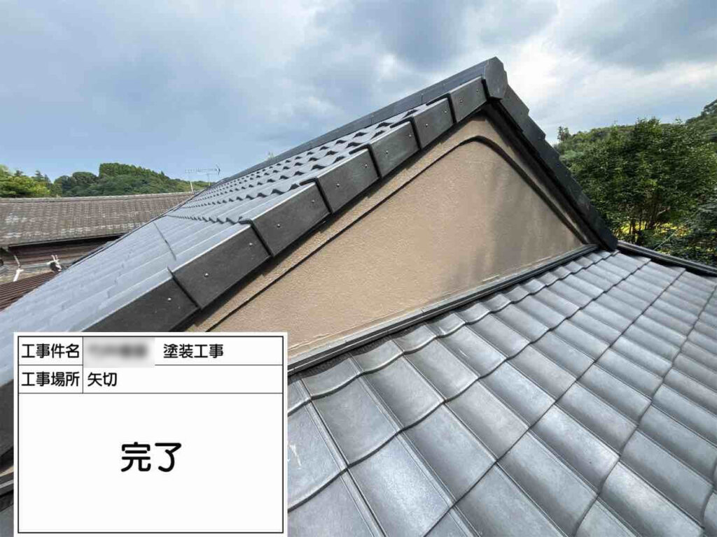 屋根まわりの妻壁もきれいに塗装し、「ルーガ・雅」の重厚感に調和した仕上がりに整えました。