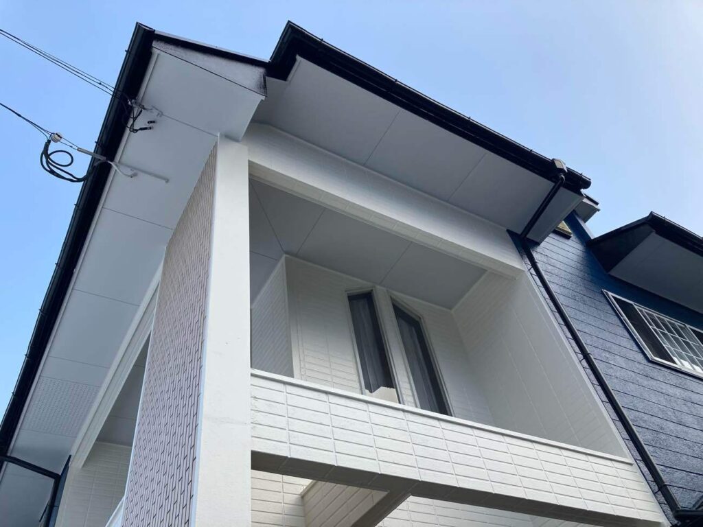 玄関まわりは白で塗装しました。横のタイルはあえて塗装せず、新築時のデザイン性を活かしました。