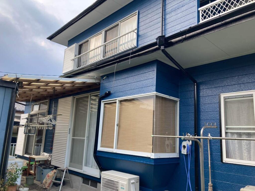 外装性能の向上に加え、鮮やかなブルーに塗り替えたことで、お住まい全体が明るく生まれ変わりました。