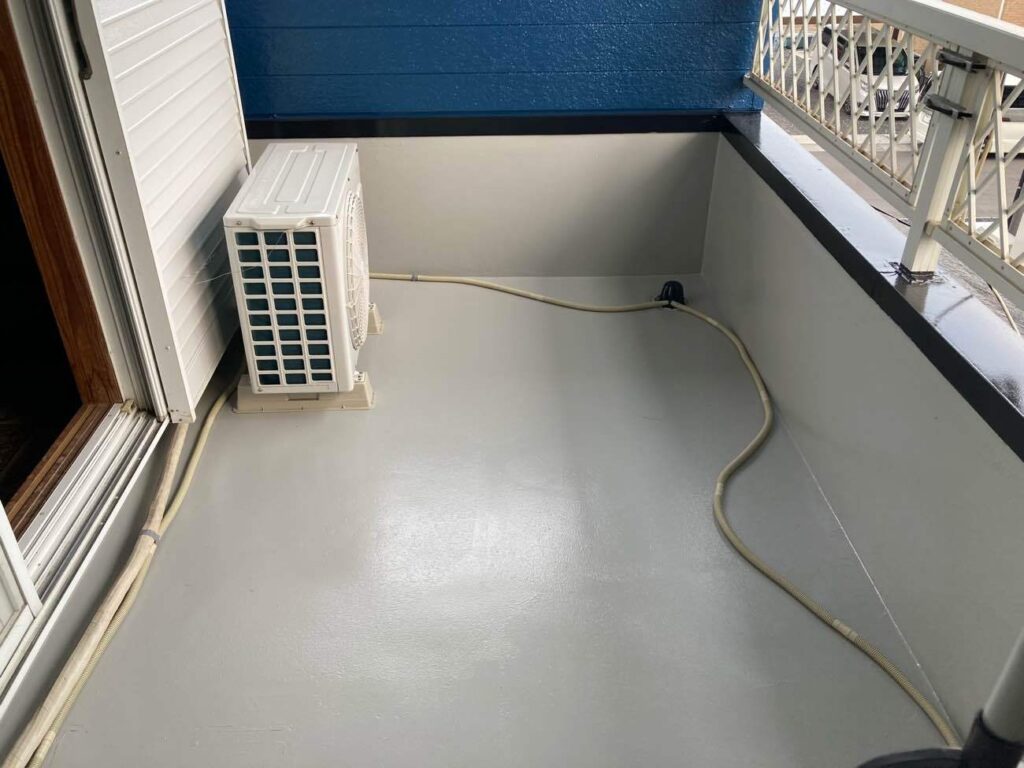 ベランダには、表面のひび割れをカバーできるトップコートを塗布。雨や紫外線にさらされやすいベランダの耐久性・防水性を高めることができました。