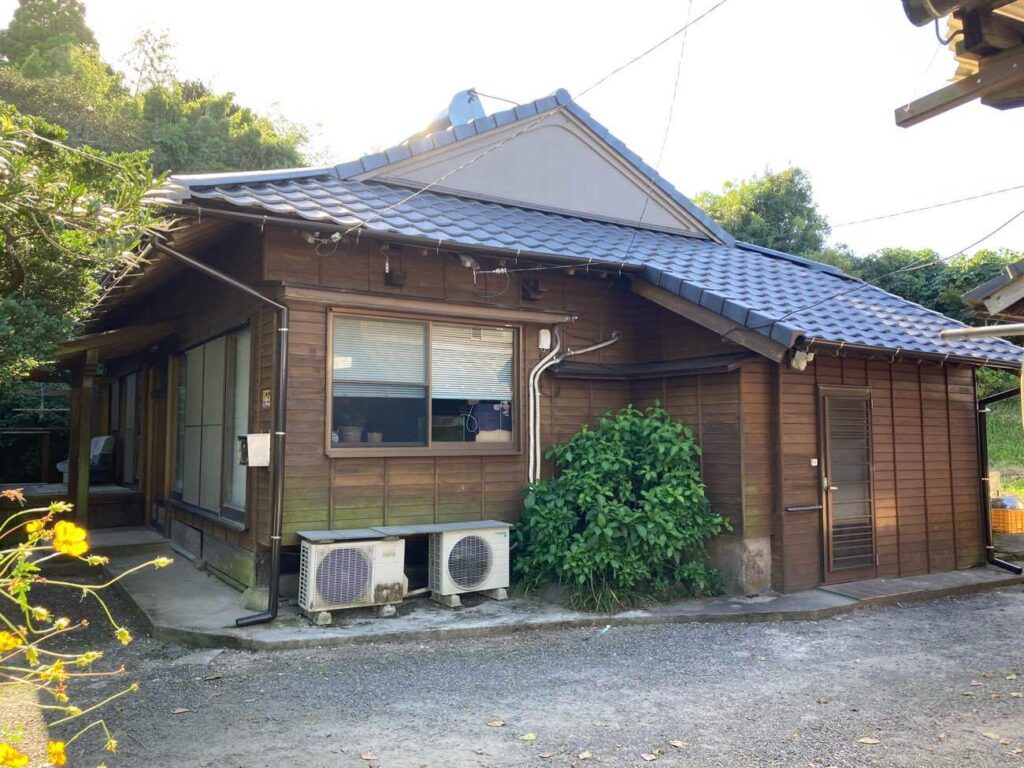 屋根に合わせた雨樋へ交換したことで排水性が向上し、雨水をスムーズに流せるようになりました。木造のお住まいを湿気から守る、安心の仕上がりです。