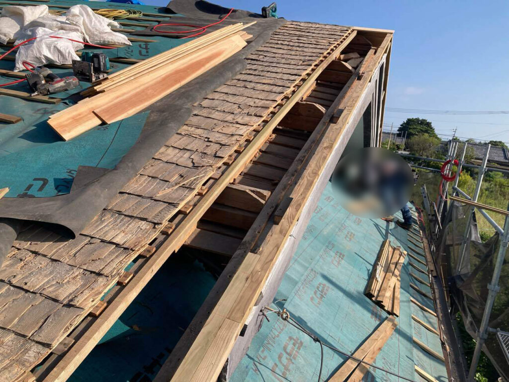 地震など災害への不安を軽減できるよう、屋根の形状をシンプルに改造していきます。