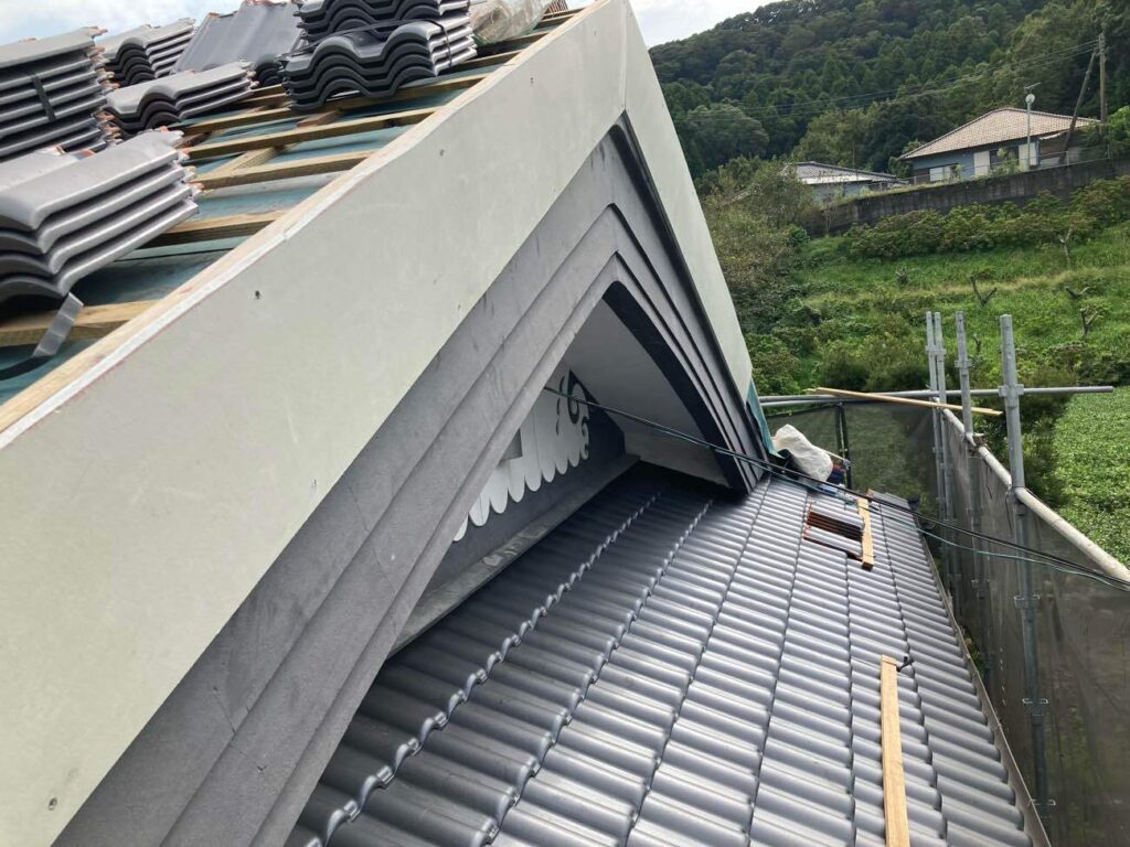 瓦の使用量を減らし、屋根の軽量化につなげます。