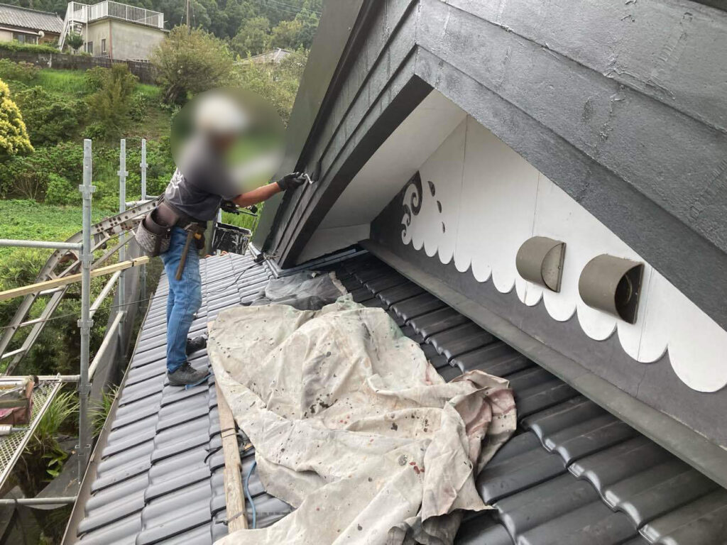 引き締まった印象に仕上がるよう、破風全体を黒で塗装しました。
