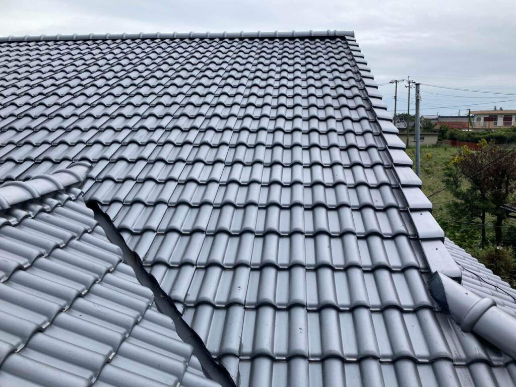 棟を低く、端部をシンプルにすることで瓦の使用数を減らし、軽量化も実現できました。