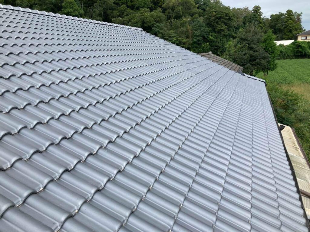 費用を抑えられる陶器瓦を採用し、葺き替えにより雨漏りを解消しました。