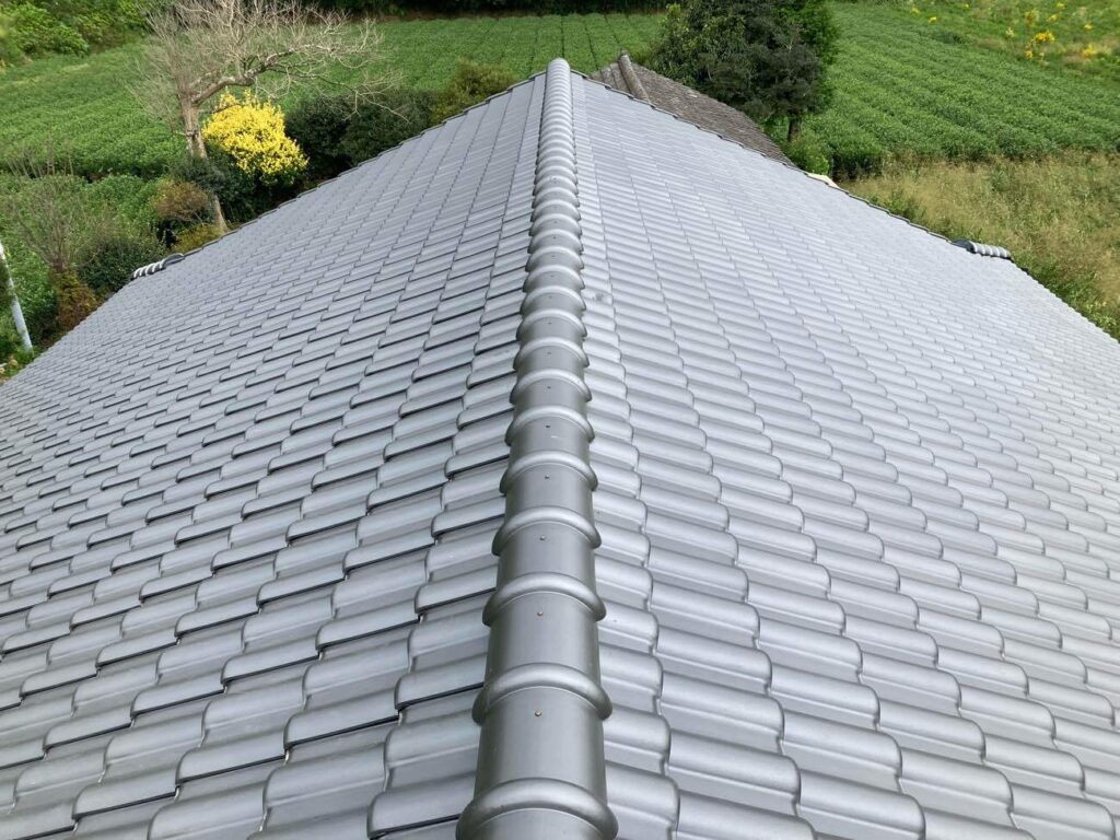 瓦の重厚感はそのままに、災害のリスクにも配慮した安心の屋根へと生まれ変わりました。