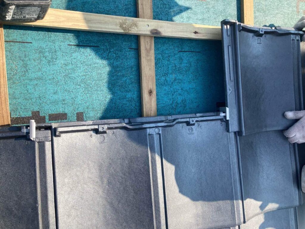 ビスによる固定方法を採用している軽量瓦「ルーガ」。強風でも飛ばされにくい安全設計です。