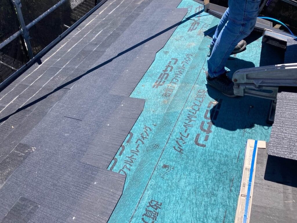 新しい防水シートを張り、補修部分のみケイミューのスレート屋根材「コロニアルグラッサ」に交換します。