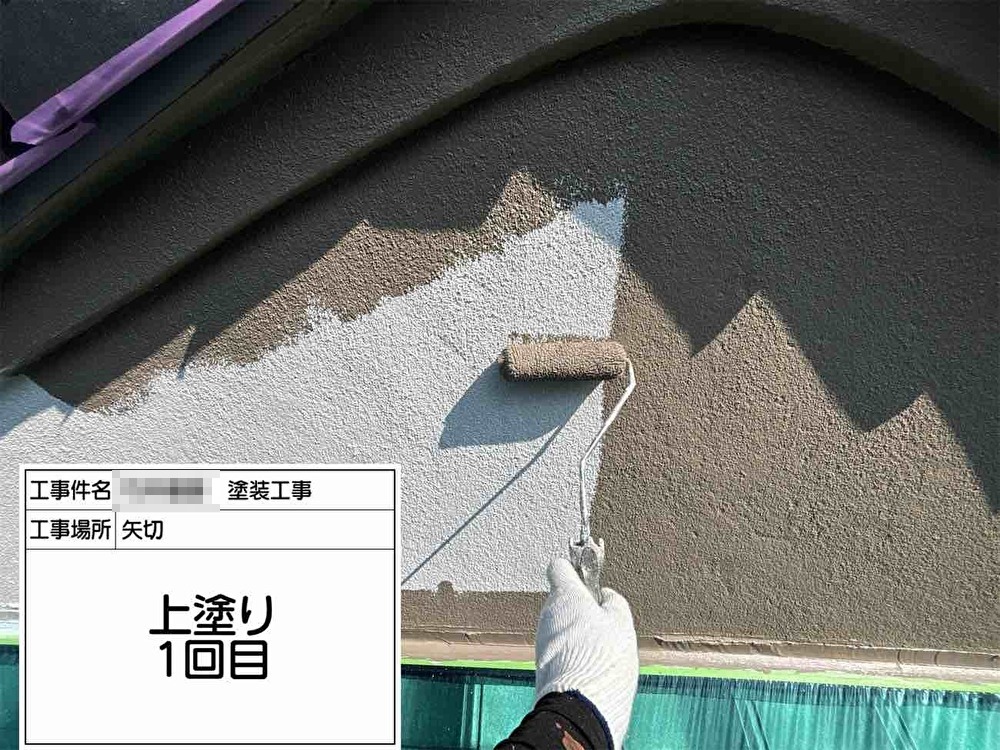 汚れが付着していた妻壁部分にも塗装を施し、きれいになった屋根に合わせて美観をバランス良く整えました。