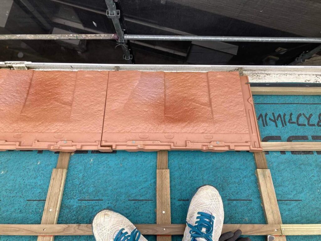 軒先から順に、ビスで「ルーガ」を固定していきます。既存の雨樋に雨がきちんと流れ落ちるよう、しっかりチェックしながら施工します。