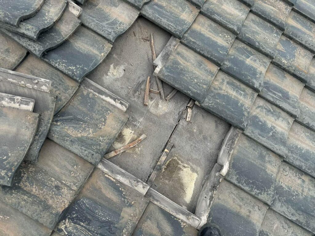 屋根を調査すると、瓦の割れや下地の劣化が見受けられました。全体的に脆くなった瓦は締め直しによる補修には不向きなため、葺き替えにより長く耐久性を保つご提案をいたしました。