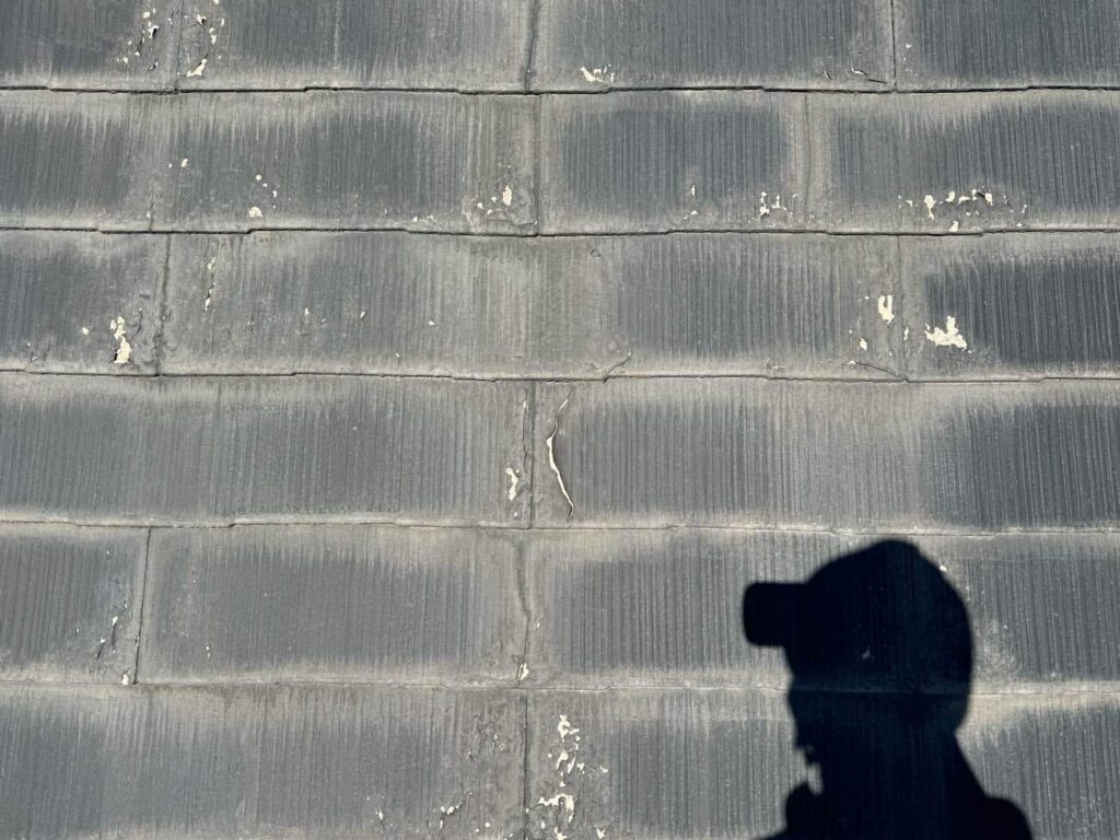 雨漏りが発生した増築部分の屋根。経年劣化した屋根材のすき間から、雨水が浸入していました。