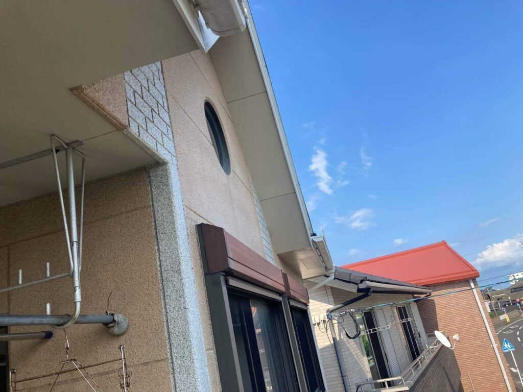 雨の強い時間帯が続くと、2階のサッシまわりから雨漏りが発生するようになったとのこと。