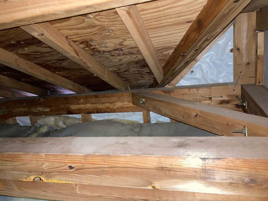 築年数や雨漏りの状況を踏まえ、今後も安心してお住まいいただけるよう、部分補修ではなく、屋根の葺き替えをご提案しました。