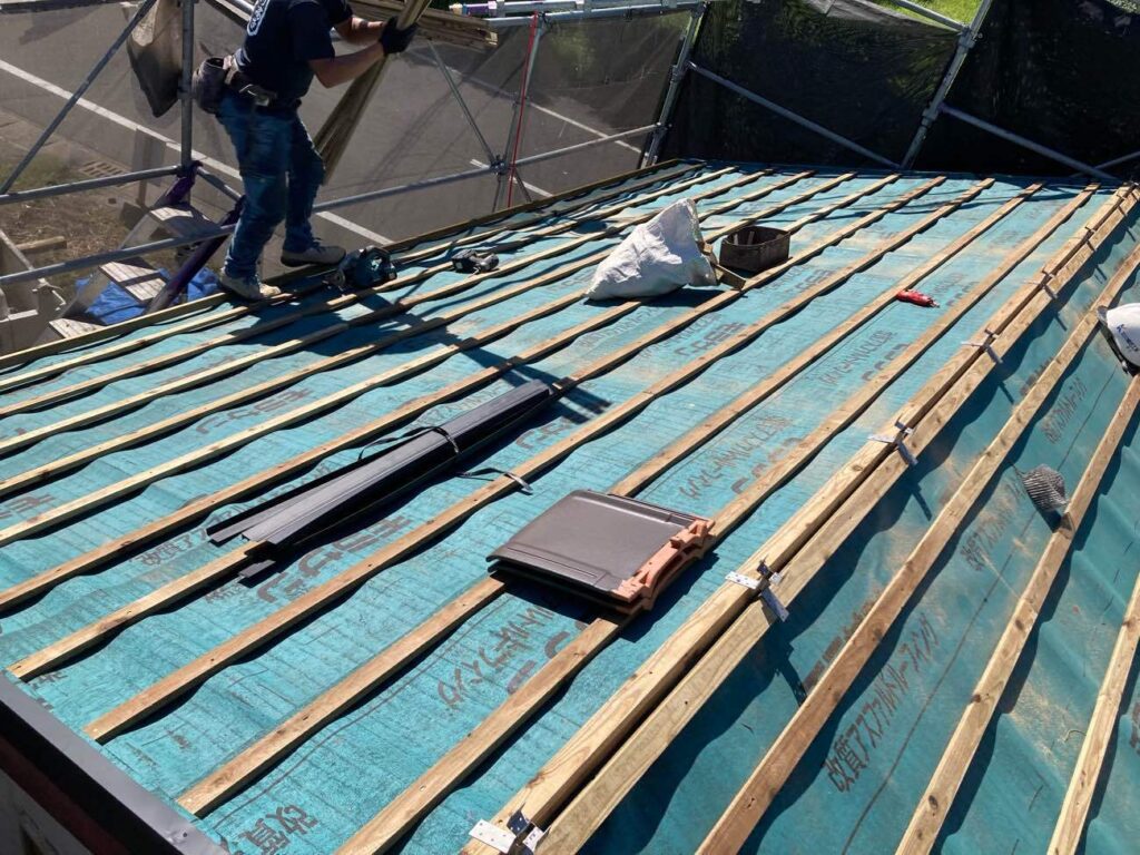 こうすることで、縦桟がつくる空間に排水経路を確保し、雨漏りリスクを抑えることができます。屋根工事の経験を活かした丁寧な施工で、大切な食料品をしっかり守ります。