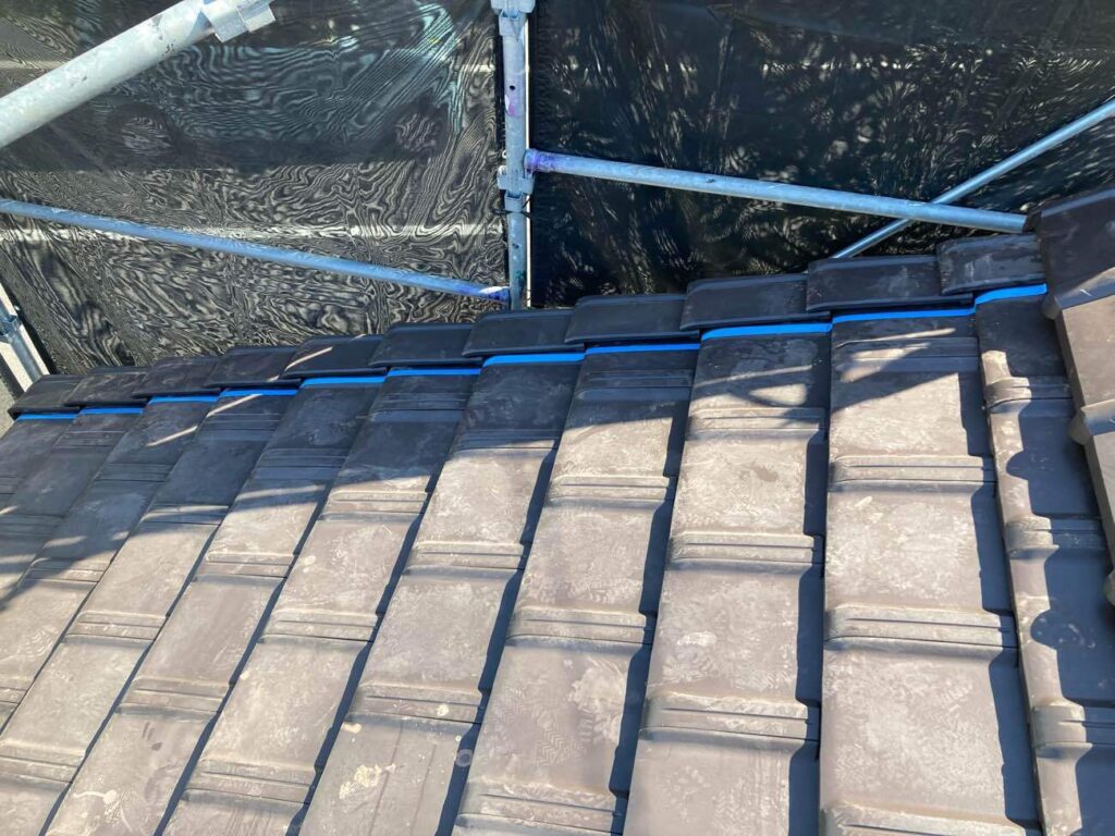 鶴弥「スーパートライ110 タイプⅠ」は一枚一枚が噛み合う形になっているためズレにくく、さらに釘で固定することで、風や地震にも強い屋根になります。