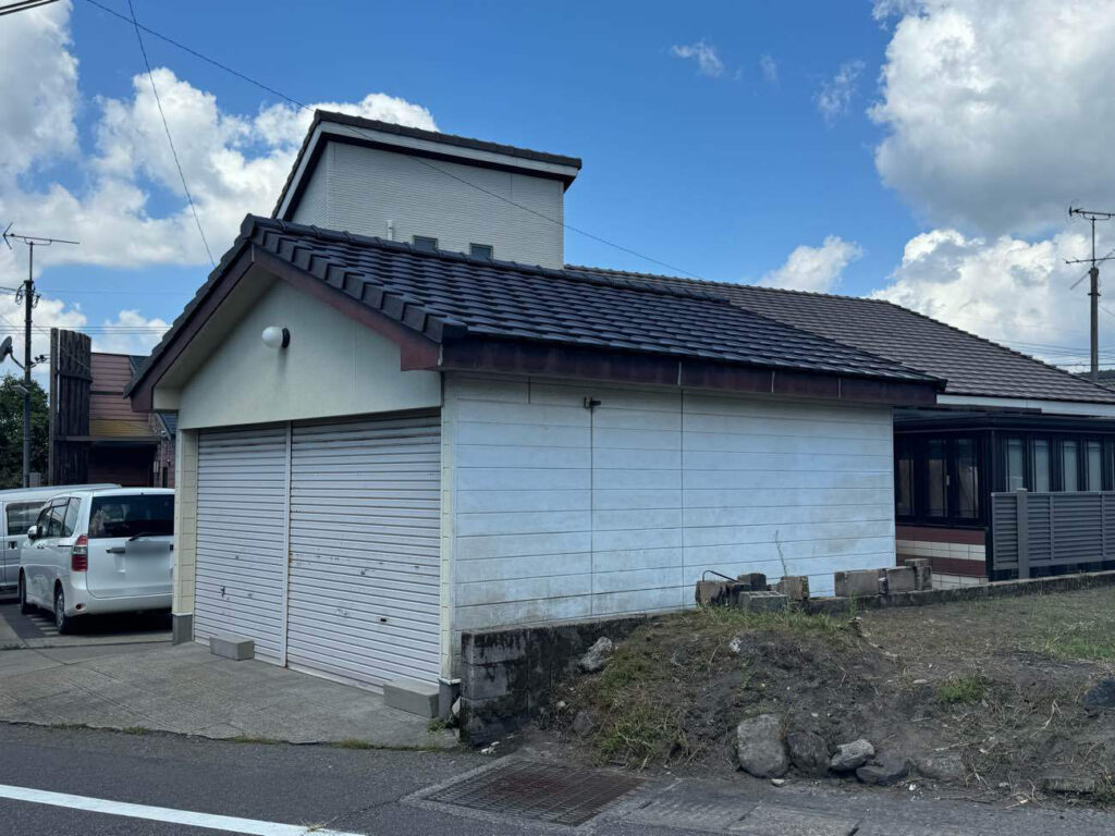 敷地内の倉庫や車庫などは、本宅に比べて劣化のチェックが後回しになってしまいがちです。特に雨漏りは、気づかないうちに建物を傷めてしまうことも。お住まいとは別の建物も、長く安心して使い続けるために、定期的に整えてあげることをおすすめします。