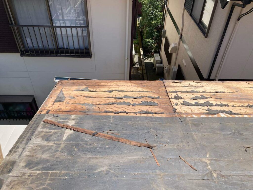 増築部分の屋根を解体したところ。防水シートも経年により劣化していました。