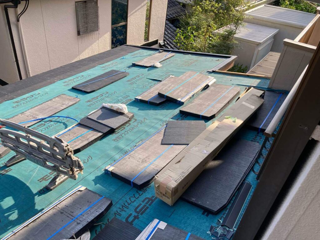 新しい下地の上に防水シートを張り、屋根材を葺いていきます。