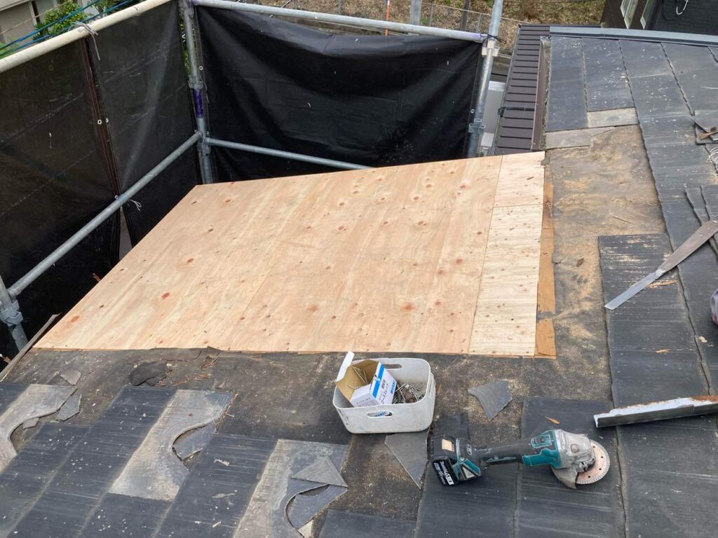 2階屋根などは、傷みのある箇所のみ補修・交換していきます。