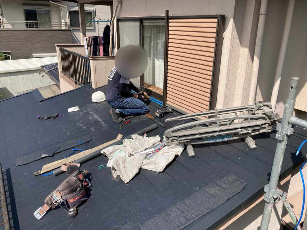 雨漏りしやすい壁際は適切な施工が欠かせません。現状と同じ厚みのスレートコロニアル屋根材を採用し、しっかりと納めることを心掛けました。