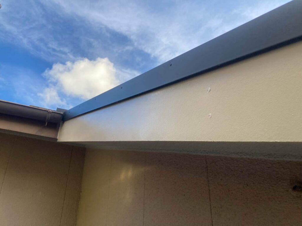 破風板は交換し、塗装を施して仕上げます。