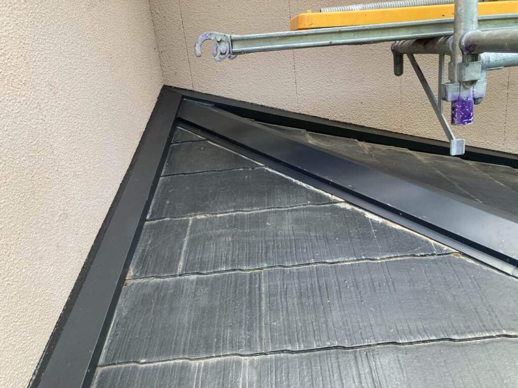 壁際の板金は重ね張りで補強し、棟板金は下地木材も交換して、傷んだ部分をしっかり整えました。