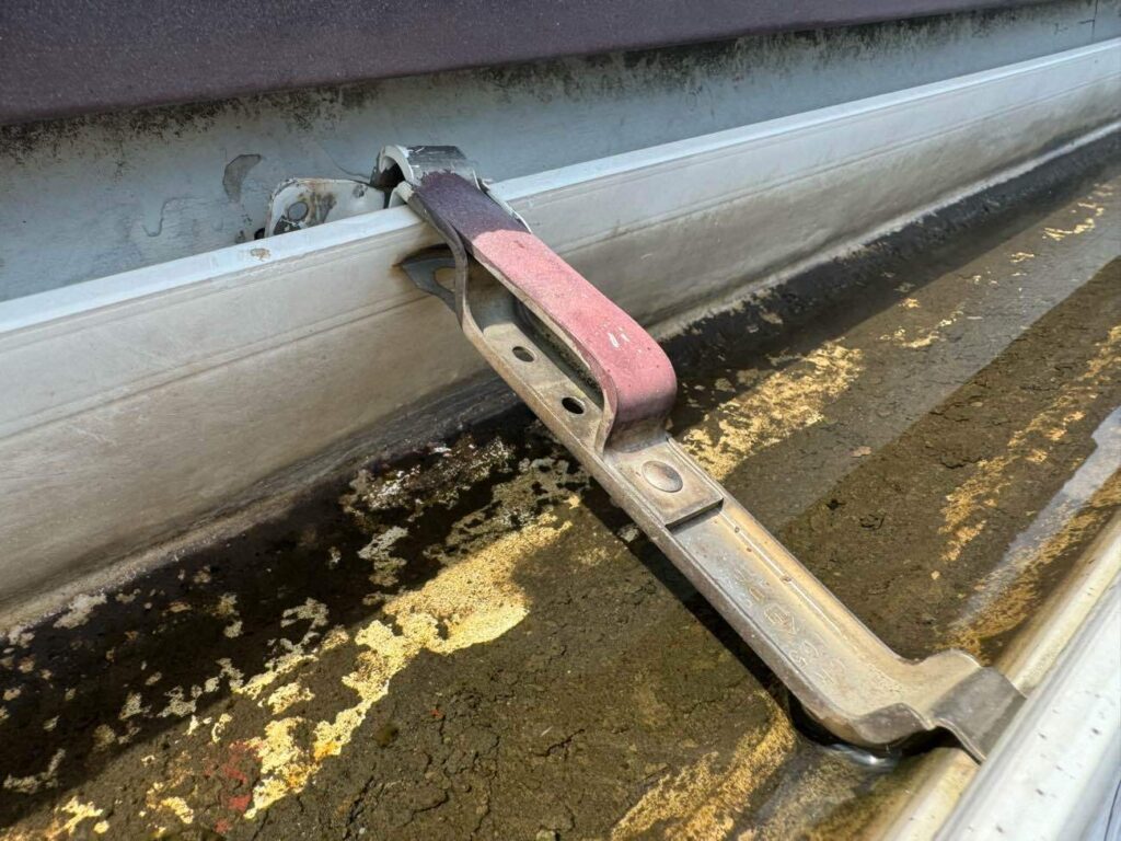 経年劣化した雨樋の固定金具が外れ、雨樋に傾きが生じていました。雨の日には雨水がうまく流れず、あふれてしまう状況でした。