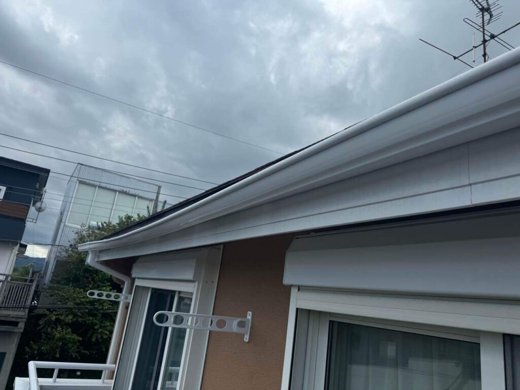 台風の影響により、たわんでしまった2階ベランダの雨樋。